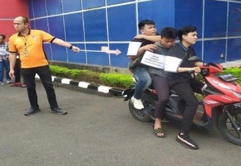 Polisi menggelar rekonstruksi kasus tawuran menewaskan seorang  remaja yang terjadi di Jalan KH Azhari perbatasan Kelurahan 14 Ulu dan 16 Ulu Palembang. Rekonstruksi dilakukan di halaman Polrestabes Palembang, Senin (19/6).(ist/rmolsumsel.id)
