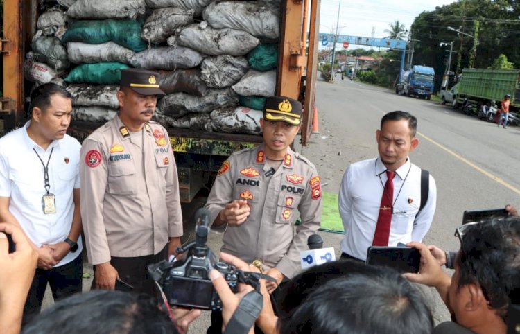 Kapolres Muara Enim AKBP Andi Supriadi pada jumpa pers di jembatan Enim II Muara Enim/Foto:Noviansyah