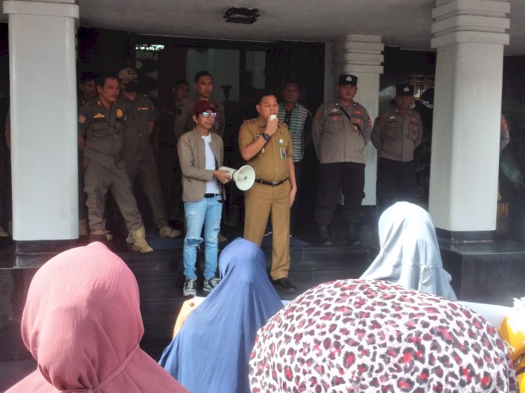 Puluhan Ibu-ibu rumah tangga yang tergabung dalam Masyarakat Miskin Kota (MMK)  Sumatera Selatan (Sumsel) menggelar aksi demo di depan Kantor Walikota Palembang, Selasa (20/6).(Dudy Oskandar/rmolsumsel.id)   