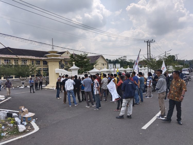 Aliansi Pemuda Mahasiswa dan Masyarakat PALI saat menggelar aksi demo di Polres PALI terkait penetapan tiga orang petani sebagai tersangka pembakaran lahan. (Eko Jurianto/RmolSumsel.id)