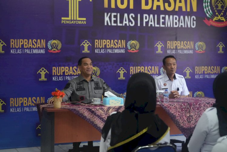Kakanwil Kemenkumham Sumsel Dr Ilham Djaya melakukan penguatan pelaksanaan tugas dan fungsi pada jajaran pegawai Rupbasan Kelas I Palembang, Rabu (21/6). (dok. KemenkumHAM Sumsel)
