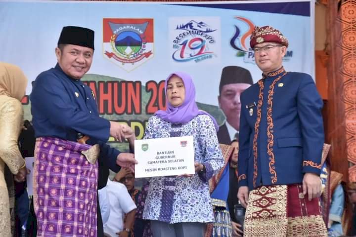 Gubernur Sumatera Selatan (Sumsel) Herman Deru di dampingi Walikota Pagar Alam Alpian Maskoni secara langsung membuka kegiatan Besemah Expo ke-19 Tahun 2023 di alun-alun utara Kota Pagar Alam, Rabu (21/06/2023).(Taufik/RmolSumsel.id)