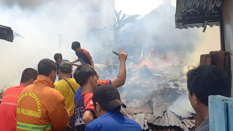Kobaran api yang melahap rumah semi permanen di Jalan DI Panjaitan Kelurahan Tangga Takat Kecamatan Seberang Ulu II Palembang. (Fauzi/RmolSumsel.id)