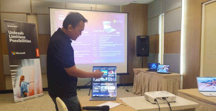 Retail Pre Sales Development Lenovo Indonesia, Catur Nugroho menunjukan laptop keluaran Lenovo terbaru Yoga Book 9i/RMOL