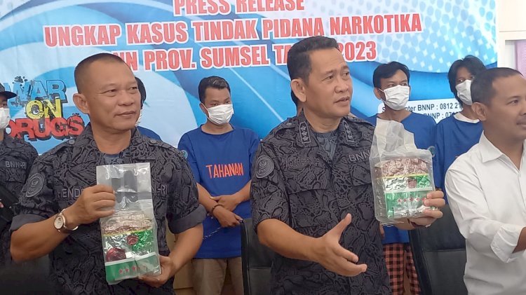 Kepala Bidang Pemberantasan BNN Sumsel, Kombes Pol Adi Herpaus menunjukan paket sabu asal Malaysia yang berhasil digagalkan/Foto:RMOL