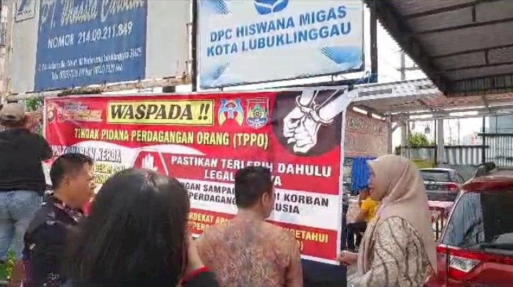 Pasang spanduk untuk waspada tindak pidana penjualan orang.(foto Istimewa)