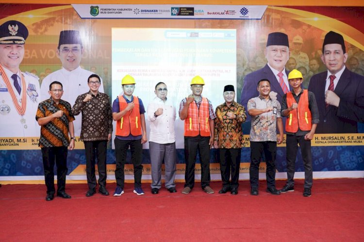 Puluhan Tenaga Kerja Konstruksi (TKK) di Kabupaten Musi Banyuasin (Muba) mengikuti pembekalan dan uji sertifikasi kompetensi yang diselenggarakan oleh Balai Jasa Konstruksi Wilayah II Palembang/ist