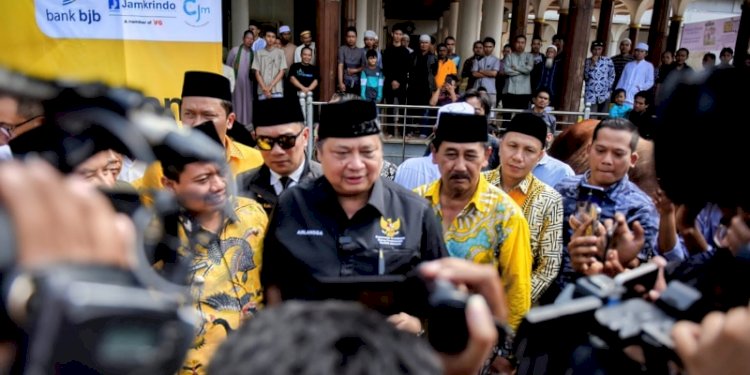 Menteri Koordinator Bidang Perekonomian, Airlangga Hartarto setelah melaksanakan Shalat Jumat di Masjid Agung Sumedang, Jawa Barat/Ist