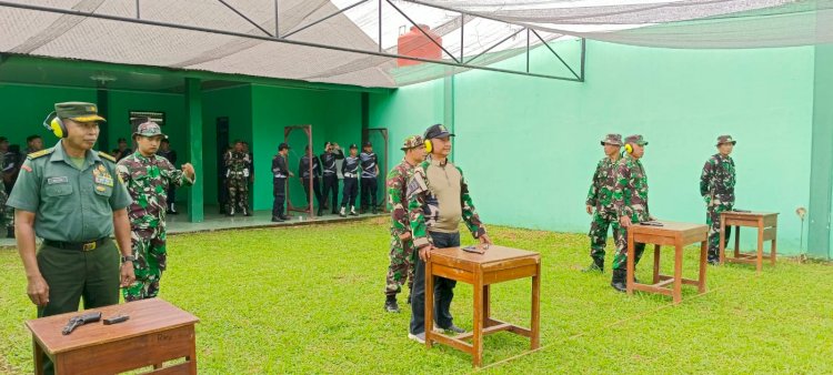 Lembaga Pemasyarakatan Kelas IIA Lahat menggelar Kegiatan Pelatihan Fisik, Mental, dan Disiplin (FMD) Latihan menembak bertempat di lapangan tembak Komandan Distrik Militer (Kodim) 04/05 Lahat, Kamis (22/6). (dok. Humas KemenkumHAM Sumsel)