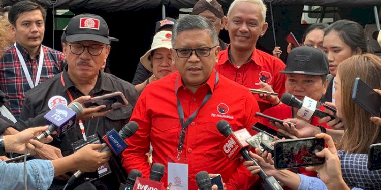 Hasto Kristiyanto bersama wartawan/RMOL