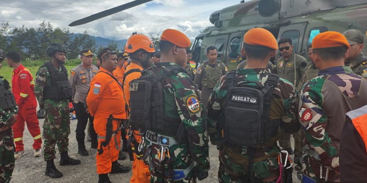 Aparat gabungan dalam proses evakuasi korban pesawat Sam Air yang jatuh di Yalimo, Papua/Ist