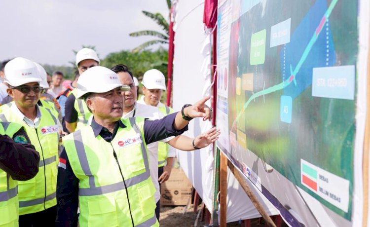 Pj Bupati Muba H Apriyadi Mahmud bersama Kepala Satuan Kerja Pembangunan Jalan Bebas Hambatan Provinsi Sumatera Selatan, Wandi Saputra memantau progres pembangunan Trase Jalan Tol Bayung Lencir - Tempino/ist