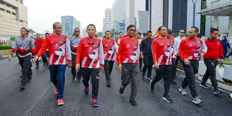Menko Polhukam , Mahfud MD saat fun walk dalam rangka Hari Ulang Tahun (HUT) ke-77 Bhayangkara di Kawasan Monas, Jakarta Pusat, Minggu (25/6).