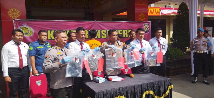 Polisi menunjukan barang bukti setelah berhhasil meringkus pelaku pembunuh Kadus di OKU Timur/Foto: Amizon