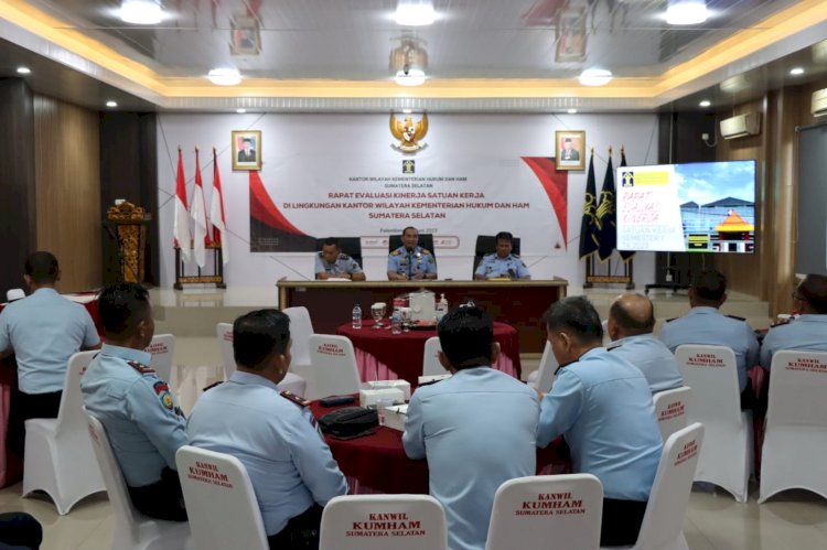 Rapat Evaluasi Capaian Kinerja Satuan Kerja Periode Semester I Tahun 2023, Senin (26/6), yang diikuti oleh 28 satuan kerja Pemasyarakatan dan Imigrasi se-Sumsel. (dok. Humas KemenkumHAM)