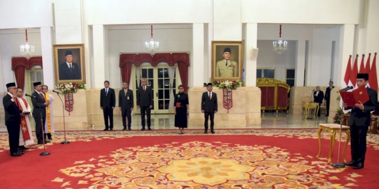 Presiden Joko Widodo melantik 12 Duta Besar LBBP RI di Istana Negara, Senin (26/6)/Net