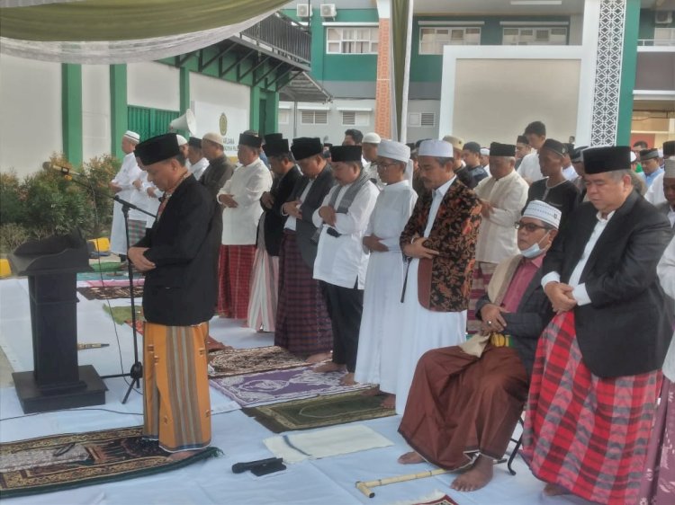 Warga Muhammadiyah di kota Palembang dan sekitarnya  menggelar Sholat Ied di Kompleks Perguruan Muhammadiyah Kampus A Universitas Muhammadiyah Palembang (UMP)   disamping  Gedung  KH Faqih Usman di Jalan DI Panjaitan, Plaju Ilir, Kecamatan  Plaju, Palembang, Rabu (28/6).(Dudy Oskandar/rmolsumsel.id)