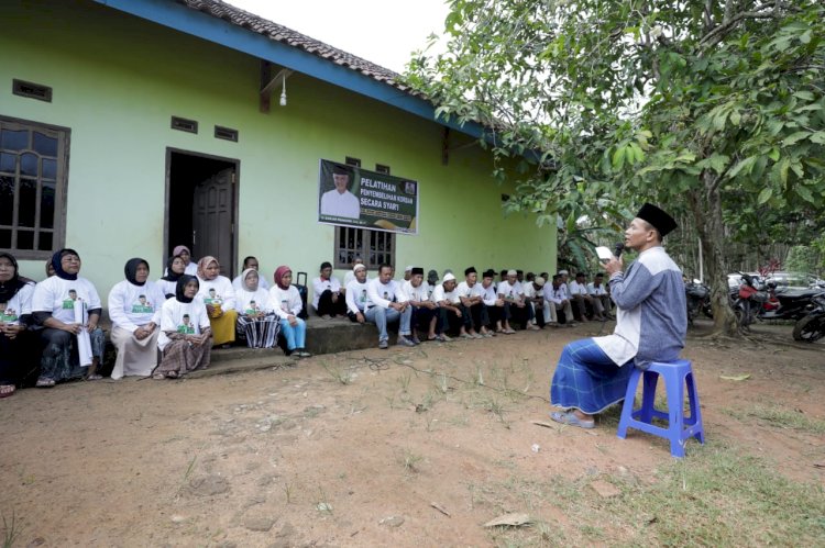 Relawan Ganjar saat pelatihan tata cara penyembelihan hewan kurban secara syar'i kepada masyarakat. (ist/rmolsumsel.id)