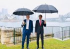 Diiringi Hujan, Presiden Jokowi Jalan Bareng Perdana Menteri Australia Sambil Payungan