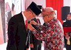 Wakil Presiden Ma'ruf Amin Menyerahkan Penghargaan Satyalancana Wira Karya Bangga Kencana kepada Walikota Pagar Alam