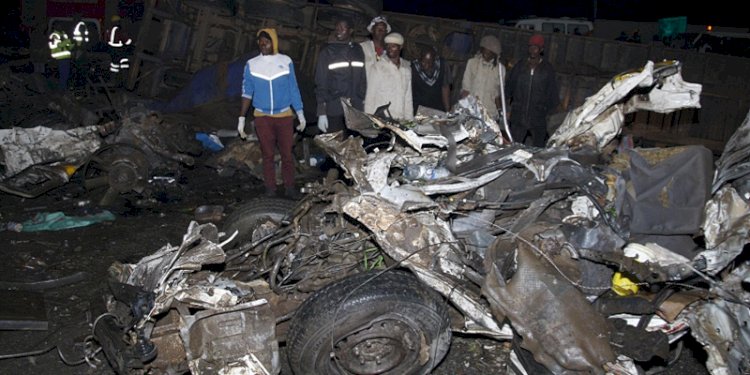 Puing-puing kendaraan setelah kecelakaan fatal di Londiani, Kenya, 1 Juli 2023, kecelakaan itu terjadi di jalan raya antara kota Kericho dan Nakuru/Net