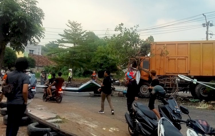Truk batubara masuk ke jalanan kota Baturaja dan menabrak baliho hingga merusaka taman kota/ist
