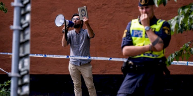 Salwan Momika sebelum melancarkan aksi membakar Al Quran di halaman masjid pusat Stockholm, Swedia pada 29 Juni 2023/Net