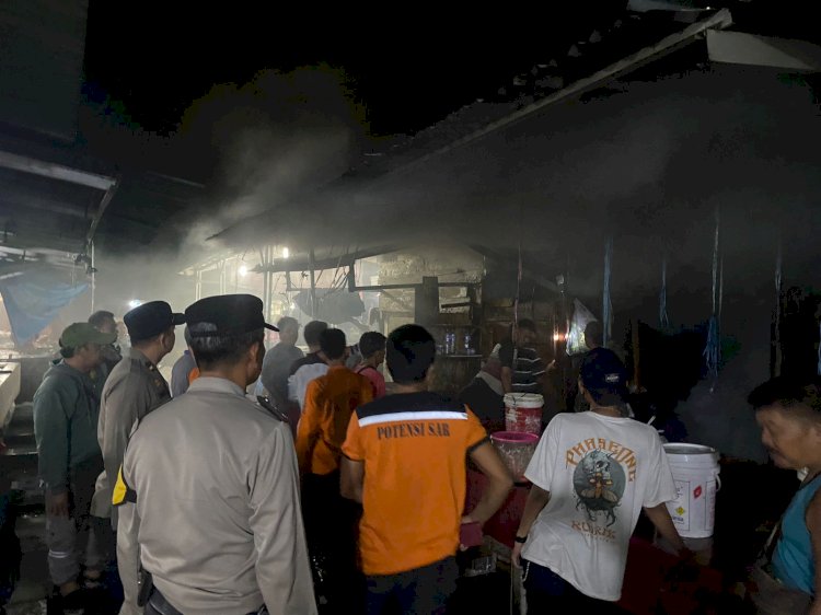 Tim Polres Muara Enim bersama Damkar dan BPBD saat berada di lokasi kebakaran di pasar inpres Muara Enim (ist/RmolSumsel.id))