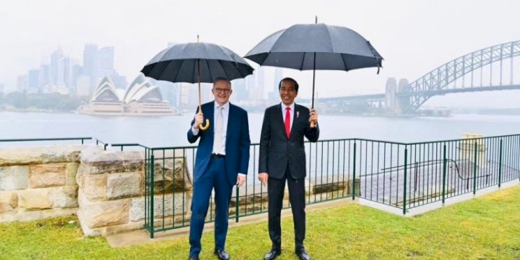 Perdana Menteri Australia Anthony Albanese dan Presiden Joko Widodo ketika berjalan-jalan di halaman belakang Admiralty House, Sydney pada Selasa, 4 Juli 2023/Ist