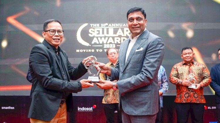 , Vikram Sinha, President Director and CEO Indosat Ooredoo Hutchison, meraih CEO of the Year di ajang Selular Award 2023.(dok. Humas Indosat Ooredo)