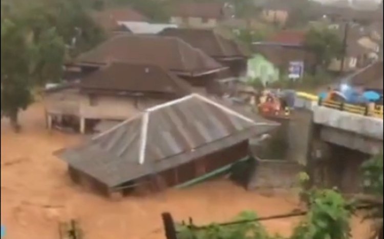 Rumah warga terbawah arus akibat meluapnya sungai karena hujan deras yang mengguyur Kabupaten OKU Selatan/repro 