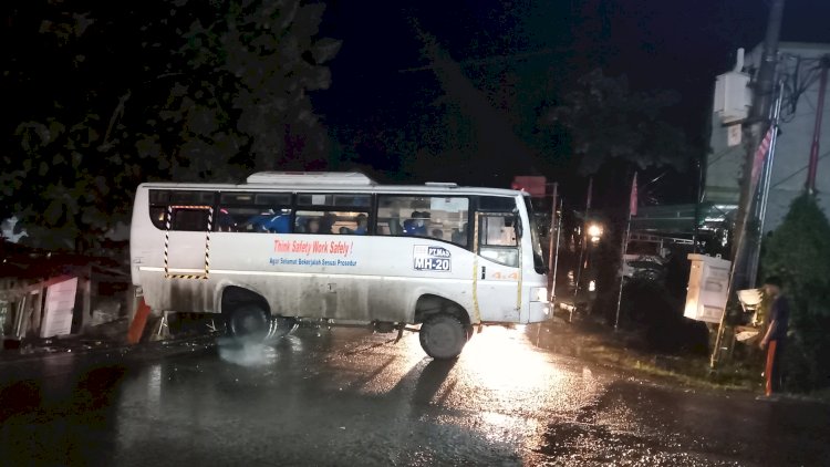 Salahsatu kendaraan angkutan karyawan sedang berupaya putar balik di jalan Kirap Remaja, Kelurahan Air Lintang.(Noviansyah/RmolSumsel.id)