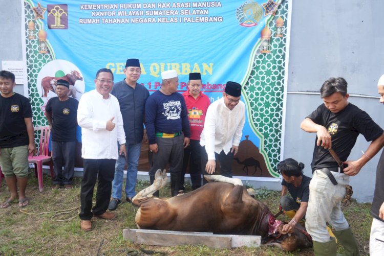 Kakanwil Kemenkumham Sumsel, Ilham Djaya memantau pelaksanaan penyembelihan hewan kurban di Rutan Palembang. (ist/rmolsumsel.id) 