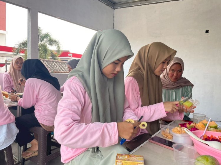 Sukarelawan Srikandi Ganjar Sumatera Selatan (Sumsel) menggelar pelatihan pembuatan salad buah bersama milenial di Kabupaten Banyuasin. (ist/rmolsumsel.id)