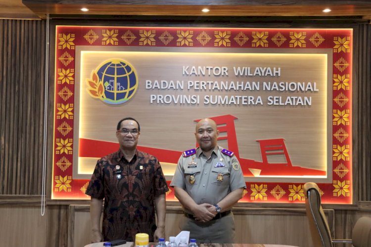 Kakanwil Kemenkumham Sumsel, Ilham Djaya melaksanakan audiensi dengan Kepala Kantor Wilayah Badan Pertanahan Nasional (BPN) Provinsi Sumatera Selatan, Yuniar Hikmat Ginanjar, bertempat di Ruang Rapat Kanwil BPN Sumatera Selatan. (ist/rmolsumsel.id) 