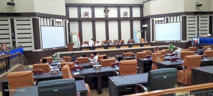 Sidang Paripurna DPRD OKI dengan agenda penyampaian alasan Bupati OKI atas tiga usulan Rancangan Peraturan Daerah (Raperda) Tahun 2023. (ist/rmolsumsel.id) 