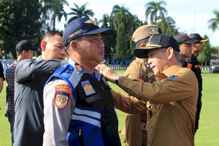 Bupati Ogan Komering Ilir (OKI), H. Iskandar, SE memimpin apel gelar pasukan Operasi Ketupat Lebaran 2023, di Lapangan Pemkab OKI. (ist/rmolsumsel.id) 