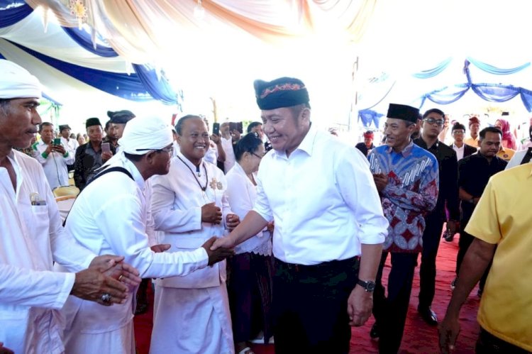 Gubernur Sumsel, Herman Deru ketika, membuka moderasi beragama dan penataran mangku serta Seranti Banten masyarakat Hindu di Pasraman Satya Dharma Lubuk Seberuk Lempuing Jaya, Kabupaten OKI. (ist/rmolsumsel.id)