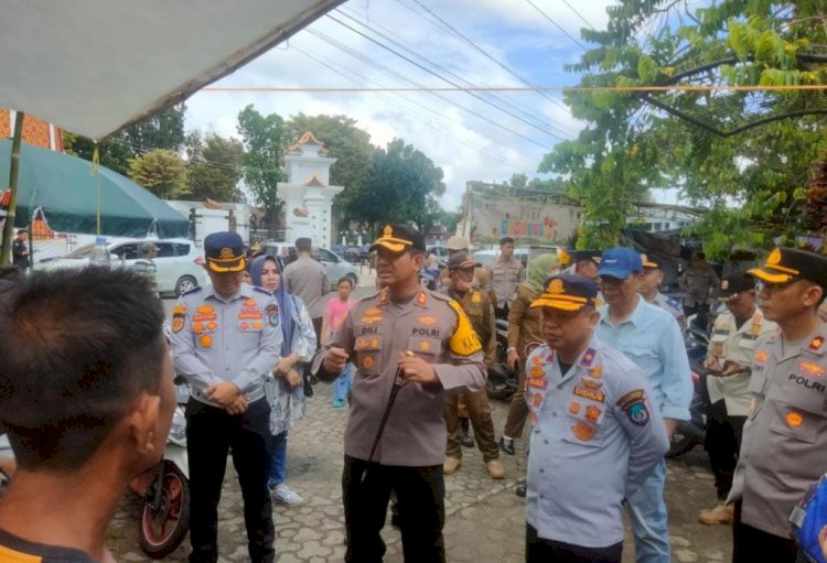 Kapolres OKI, AKBP. Dili Yanto saat berkunjung ke titik keramaian di Kabupaten OKI. (ist/rmolsumsel.id) 
