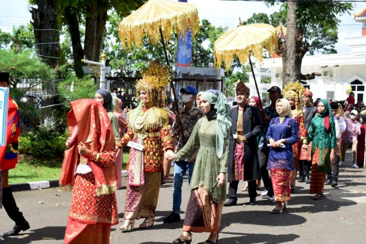 Tradisi ‘Midang Bebuke’ karnaval muda-mudi berpakaian adat pada lebaran Idul Fitri. (ist/rmolsumsel.id) 