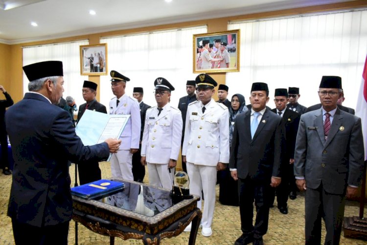 Bupati OKI, H. Iskandar, SE melantik dan mengambil sumpah jabatan belasan pejabat di lingkungan Pemerintah Kabupaten Ogan Komering Ilir. (ist/rmolsumsel.id) 