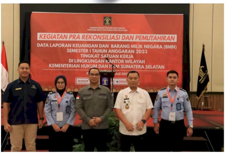    Guna mewujudkan pertanggungjawaban laporan keuangan negara yang transparan dan akuntabel, Kepala Kantor Wilayah Kementerian Hukum dan HAM Sumatera Selatan, Ilham Djaya membuka secara resmi kegiatan Pra Rekonsiliasi Data Laporan Keuangan dan Pemutakhiran Data Barang Milik Negara (BMN) Semester I Tahun Anggaran 2023, Rabu (5/7), bertempat di Hotel Wyndham Palembang.(dok. KemenkumHAM Sumsel)