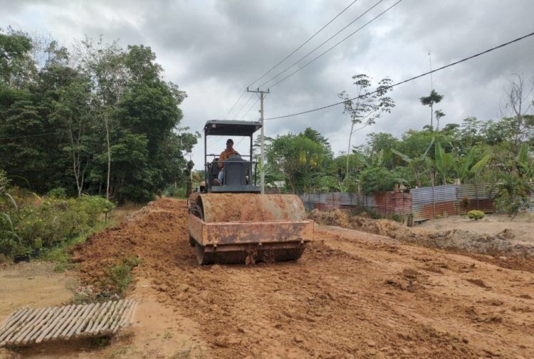 Perbaikan jalan rusak di salah satu ruas jalan di Kabupaten OKI. (ist/rmolsumsel.id) 