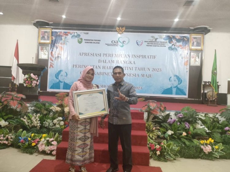 Guru Honorer SDN 1 Burnai Timur OKI, Nova Dwi Astuti usai menerima penghargaan Apresiasi Perempuan Inspiratif kategori Pendidikan dalam rangka Hari Kartini THN 2023 Oase Kabinet Indonesia Maju. (ist/rmolsumsel.id) 