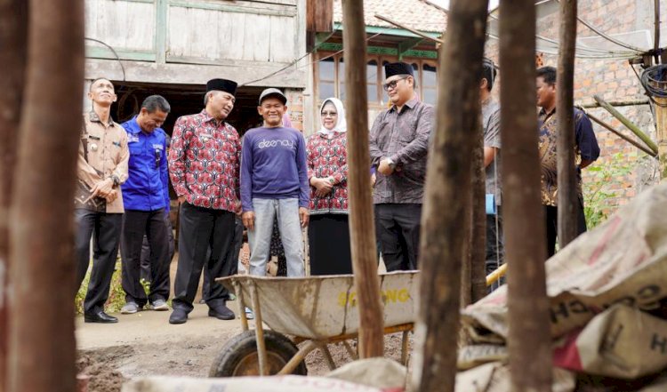 Pj Bupati Muba Apriyadi Mahmud meninjau lokasi bedah rumah/ist