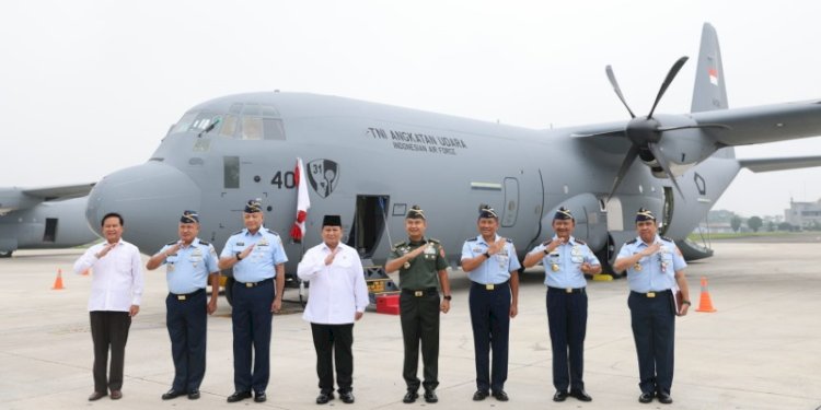 Menteri Pertahanan RI, Prabowo Subianto menyerahkan satu pesawat C-130J Super Hercules kepada TNI AU di Lanud Halim Perdanakusuma, Jakarta/Ist