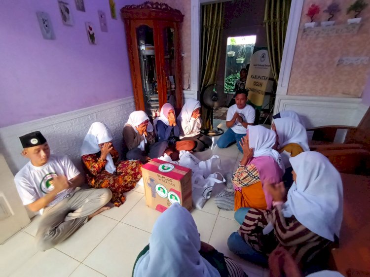 Pemberian bantuan kepada majelis taklim di Kabupaten OKI. (ist/rmolsumsel.id)