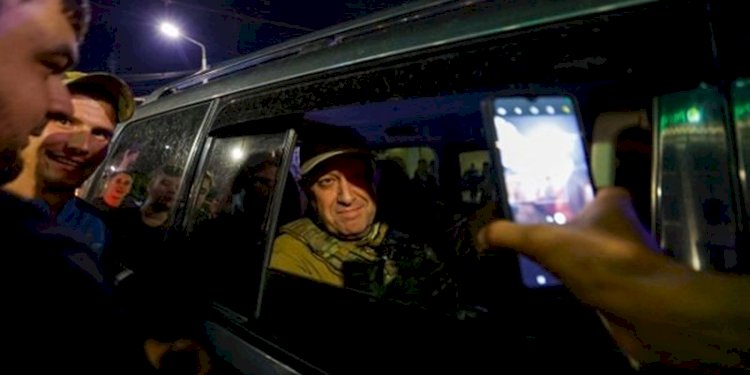 Kepala tentara bayaran Wagner Yevgeny Prigozhin meninggalkan markas Distrik Militer Selatan di tengah penarikan kelompok itu dari kota Rostov-on-Don, Rusia, pada 24 Juni 2023/Net