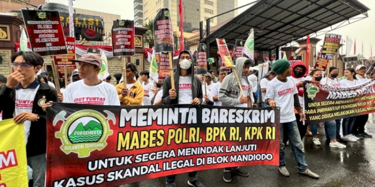 Aksi demonstrasi Forum Mahasiswa Pemerhati Invetasi Pertambangan Sulawesi Tenggara (Forsementa Sultra) di Bareskrim Polri/Ist