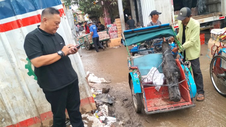 Kayu pondasi yang diduga pondasi Kraton Kuto Beringin Janggut  ditemukan warga di saat  penggalian IPAL depan Apotik Musi di Jalan Kebumen pasar 16 Ilir beberapa hari lalu.(Ist/rmolsumsel.id)